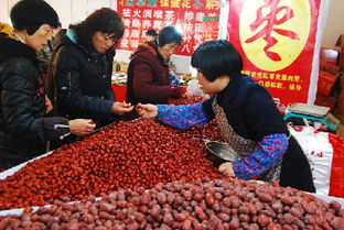 農(nóng)副產(chǎn)品展銷(xiāo)會(huì)火熱開(kāi)幕 市民爭(zhēng)相選購(gòu)備年貨